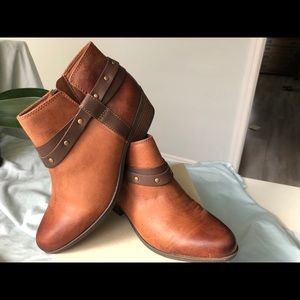 NWT Clarks 7.5M Tan Leather Ankle Boot, Addiy Zoie